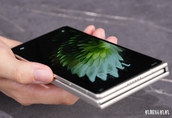 真正实盘配资 国产第二款三折叠屏手机发布! 这设计感觉比华为更好?